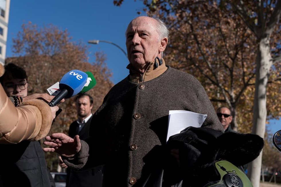Archivo - El ex director gerente del Fondo Monetario Internacional (FMI) y vicepresidente en el Gobierno de José María Aznar, Rodrigo Rato, ofrece declaraciones a los medios a su salida de la Audiencia Provincial, a 20 de diciembre de 2024, en Madrid (E