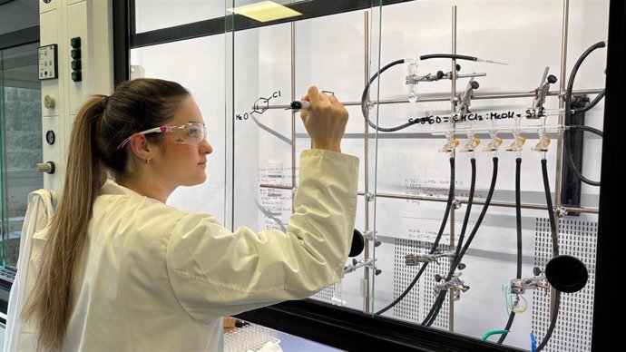 Imagen de investigadora internacional durante su estancia en el proyecto