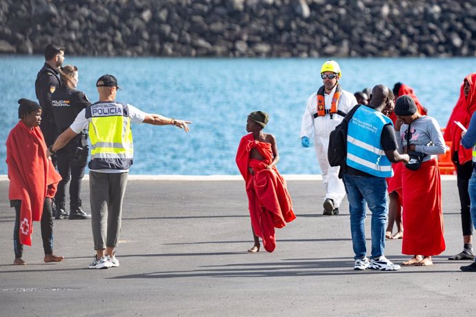 Archivo - Agentes de los equipos de emergencia atienden a los migrantes en el muelle de Arrecife, a 6 de enero de 2025, en Lanzarote, Canarias (España). Una patera con 60 migrantes a bordo ha sido rescatada en la mañana de este lunes, 6 de enero, en aguas