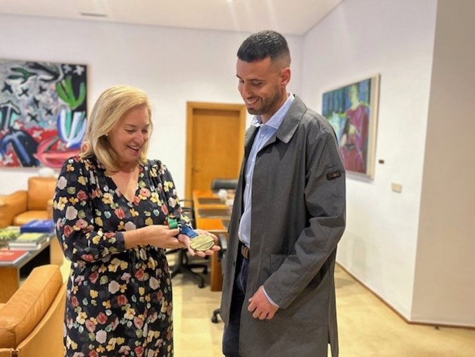 Roberto Veiga entrega al Parlamento una de sus medallas de oro del Campeonato europeo de Policías y Bomberos.