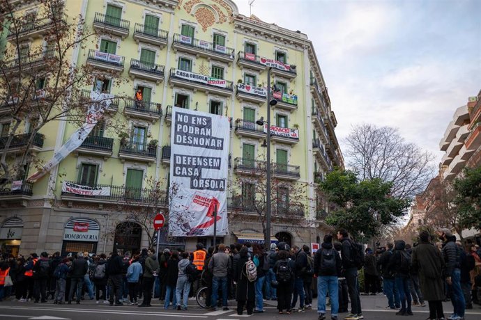 Varias personas durante una concentración de Sindicat de Llogateres de Catalunya y vecinos en contra del desalojo de la Casa Orsola, a 31 de enero de 2025, en Barcelona, Cataluña (España). Unas 100 personas han pasado la noche entre la Casa Orsola --en el