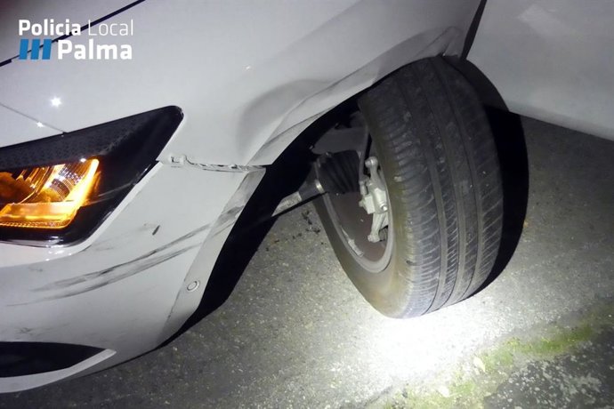 Coche accidentado en la rotonda del camí dels Reis.