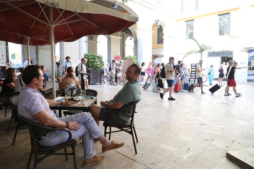 Archivo - Varias personas en una terraza.