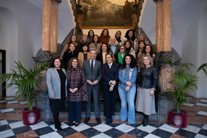 Participantes en la reunión de coordinación por el 8M