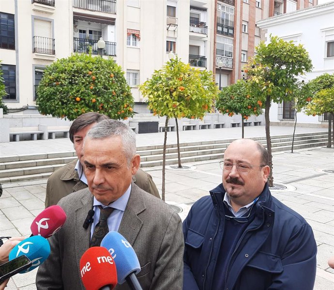 El presidente de Vox en la Asamblea, Ángel Pelayo Gordillo, junto a los diputados Javier Bravo Arrobas y Juan José García García en declaraciones a los medios tras el registro de una iniciativa parlamentaria