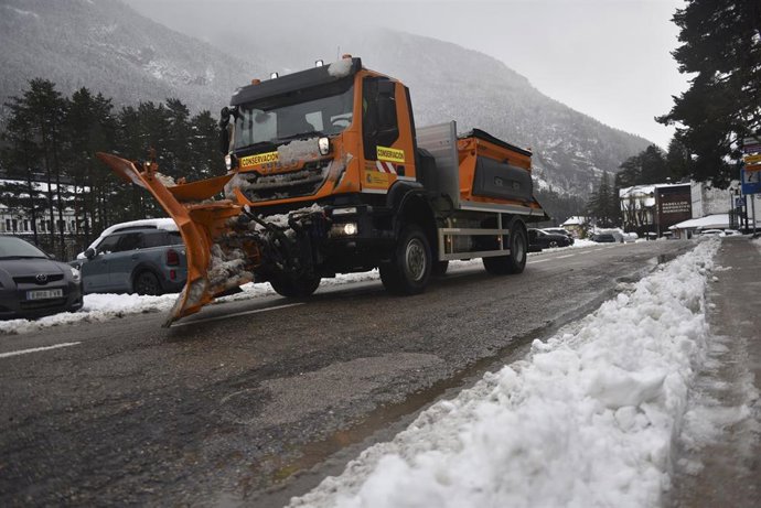 Una máquina quitanieves, a 30 de enero de 2025, en Canfranc, Huesca, Aragón (España). 