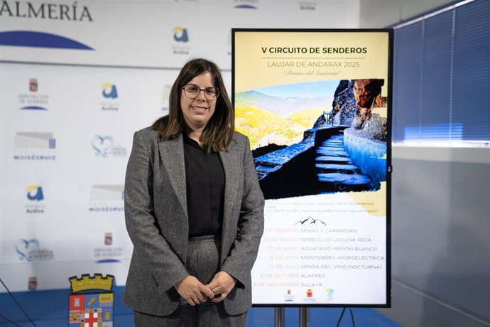 La vicepresidenta de la Diputación de Almería y alcaldesa de Laujar de Andarax, Almudena Morales, durante la presentación del quinto circuito de senderos de Laujar de Andarax (Almería).