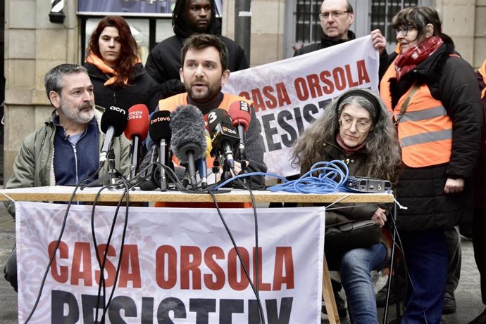 El portavoz del Sindicat de Llogateres, Enric Aragonès, en el centro, junto a dos inquilinos de la casa Orsola en la rueda de prensa tras el anuncio de la compra de la finca por parte del Ayuntamiento.