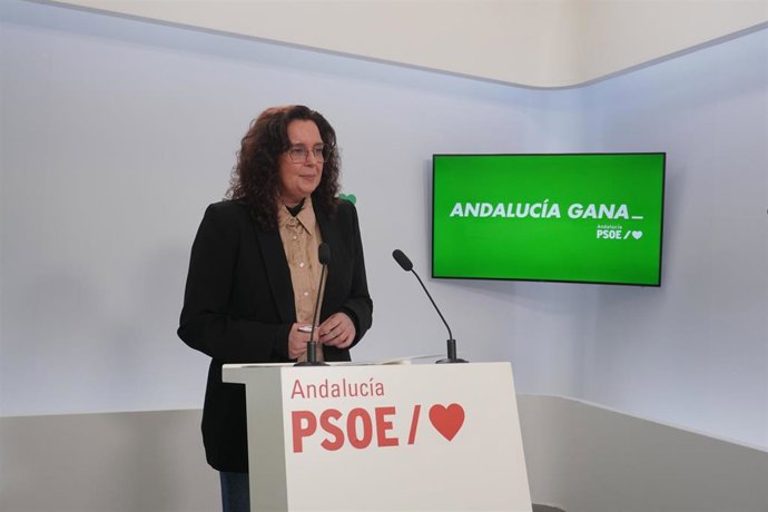 La portavoz de Educación del PSOE-A, Susana Rivas, en rueda de prensa.