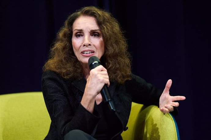 Archivo - La actriz y cantante Ana Belén interviene durante la entrega del XVI Premio ‘La Barraca’ a las Artes Escénicas, en el Palacio de la Magdalena, a 18 de junio de 2024, en Santander