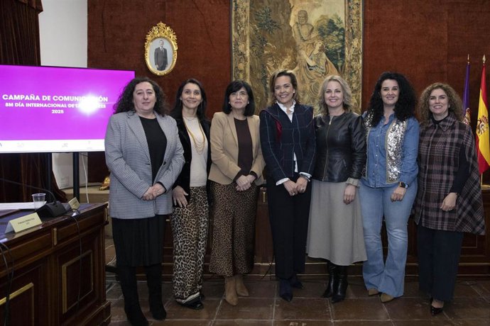 La delegada de Igualdad en la institución cordobesa, Auxiliadora Moreno (centro), en el encuentro para preparar el 8M con el resto de diputaciones andaluzas.