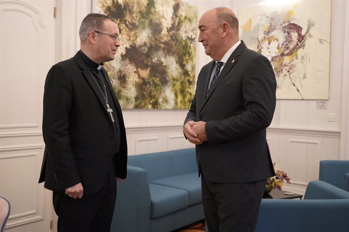 El obispo de Segovia, Jesús Vidal, y el presidente de la Diputación, Miguel Ángel de Vicente, en el enuentro que han mantenido esta mañana.