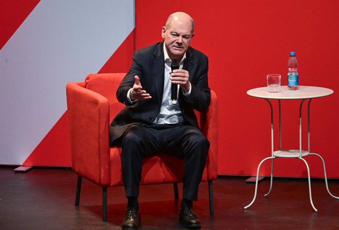 07 February 2025, Baden-Württemberg, Ludwigsburg: German Chancellor and top candidate of the Social Democratic Party (SPD), Olaf Scholz, speaks to citizens at a Townhall event as part of his election campaign tour. Photo: Bernd Weibrod/dpa