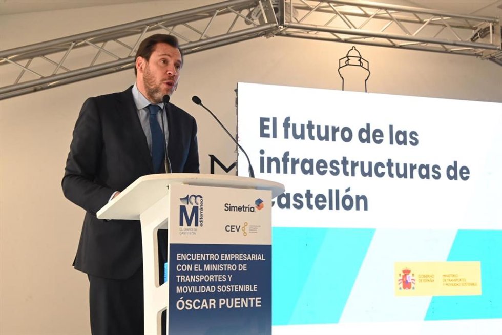 El ministro de Transportes, Óscar Puente, en un desayuno organizado por el periódico Mediterráneo.