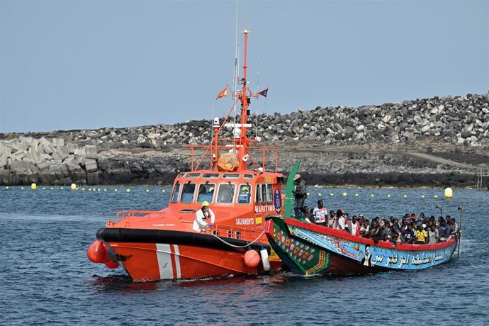 Archivo - Una patera con 116 migrantes a bordo llega al puerto de La Restinga tras ser rescatados por Salvamento Marítimo