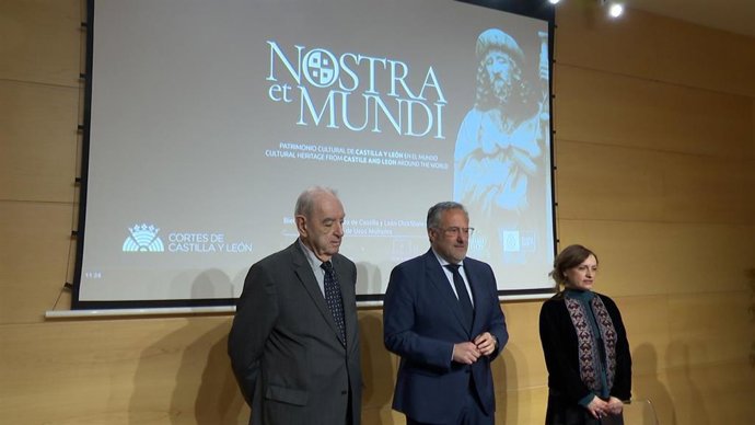 El presidente de las Cortes, Carlos Pollán; el director de la Real Academia de Bellas Artes de San Fernando, Tomás Marco Aragón, y la comisaria de la iniciativa, la profesora titular de Historia del Arte de la Universidad de Valladolid, María José Martíne