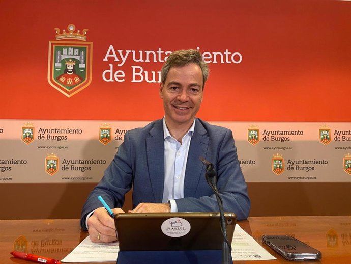 El concejal del área de Desarrollo Económico e Innovación del Ayuntamiento de Burgos, César Barriada, en rueda de prensa.