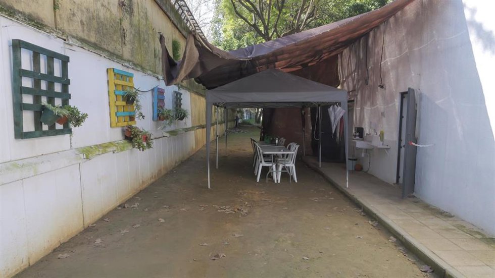 Lugar habilitado como comedor en las dependencias de alojamiento temporal para personas sin hogar, en los bajos de la Barqueta.