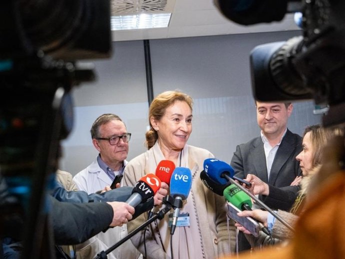 La  consejera de Salud y Políticas Sociales, María Martín y el científico del centro de investigación, Alfredo Martínez