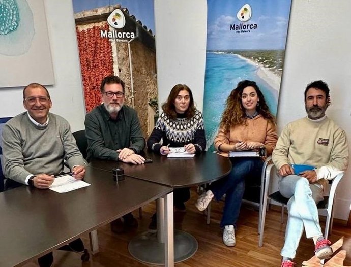 El director insular Pedro Mas, al lado de su equipo