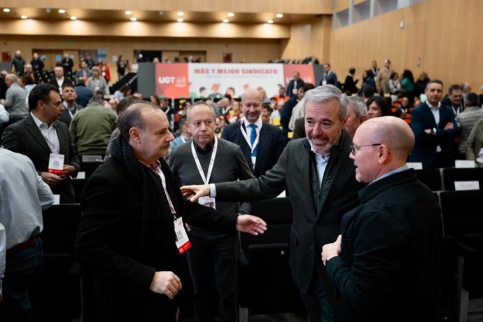 El presidente del Gobierno de Aragón, Jorge Azcón, conversa con el secretario gerenal de UGT Aragón y candidato a la reelección, José Juan Arceiz, y el secretario general de CCOO Aragón, Francisco Pina antes del inicio del IX Congreso Regional de UGT.