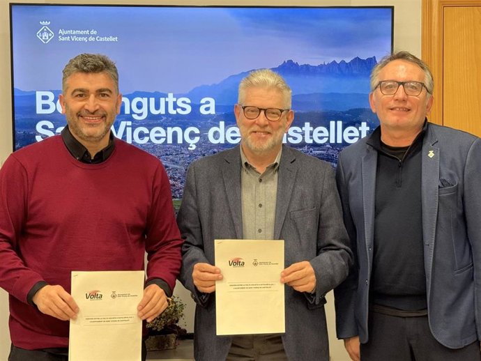 El alcalde de Sant Vicenç de Castellet, Daniel Mauriz, el presidente de la Volta Ciclista a Catalunya, Rubèn Peris, y el Concejal de Deportes de Sant Vicenç de Castellet, Toni Calveras, mostrando el acuerdo entre la Volta y el Ayuntamiento