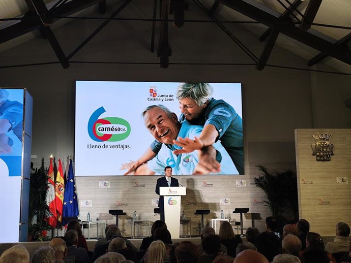 Fernández Mañueco en la presentación este viernes del nuevo 'Carné 60 CyL'