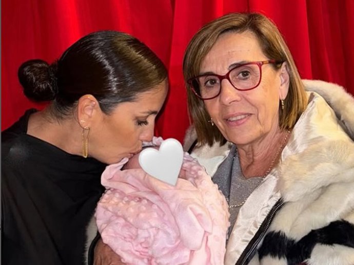 Anabel Pantoja y Merchi con la pequeña Alma en una imagen compartida por la influencer en sus redes sociales