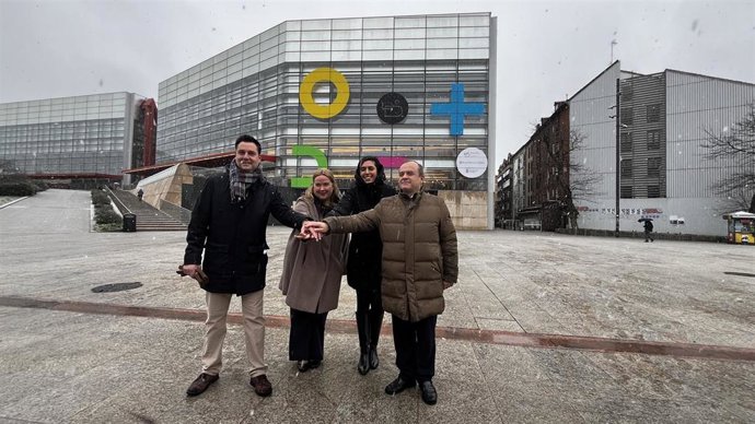 Ayala junto a los portavoces de los tres grupos con representación municipal, PP, PSOE y Vox.