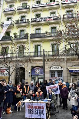 El portavoz del Sindicat de Llogateres, Enric Aragonès (c), y el inquilino de la Casa Orsola, Josep Torrent (d), durante una rueda de prensa del Sindicat de Llogateres, a 7 de febrero de 2025, en Barcelona, Catalunya (España). 
