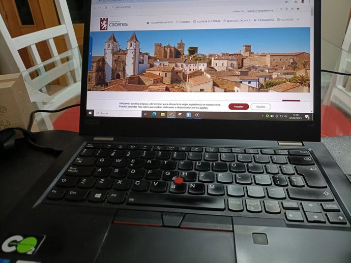 Unos 130 funcionarios del Ayuntamiento de Cáceres empiezan a teletrabajar tres días a la semana