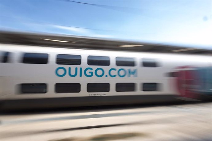 Archivo - Un tren de Ouigo en la estación de Chamartín-Clara Campoamor