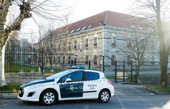 Archivo - Un vehículo de la Guardia Civil en el Palacio de la Justicia de Cantabria, el día que ha declarado el presunto asesino por un doble crimen a su expareja y su bebé de once meses en Liaño (Cantabria), a 2 de febrero de 2022, en Santander, Cantabri