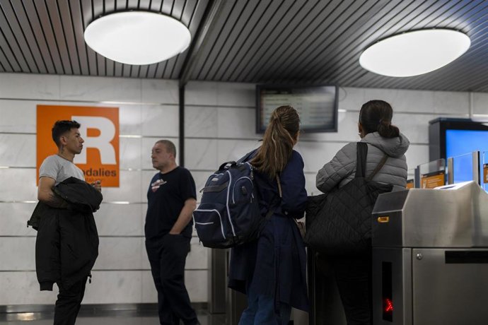Archivo - Varias personas en una estación de Renfe