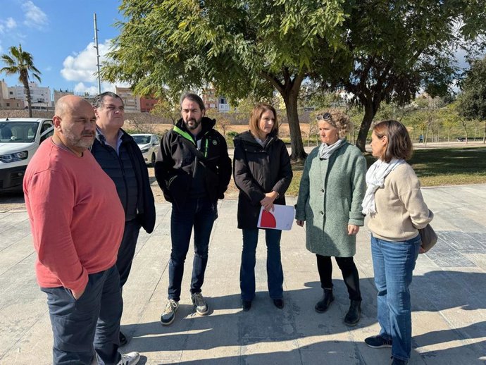La regidora de Infraestucturas del Ayuntamiento de Palma, Belén Soto, en su visita a las obras de la fuente del parque de Sa Riera.