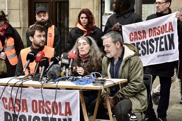 El Portaveu del Sindicat de Llogateres, Enric Aragonès; la veïna de la Casa Orsola Elisenda Paños i el També veí Josep Torrent