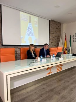 La delegada territorial de Inclusión Social, Juventud, Familias e Igualdad en Málaga, Ruth Sarabia, y el presidente del Colegio de Administradores de Fincas de Málaga y Melilla, Manuel Jiménez Caro.