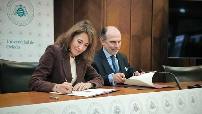 Ignacio Villaverde, rector de la Universidad de Oviedo, y Raquel Sánchez, presidenta-consejera delegada de Paradores de Turismo de España