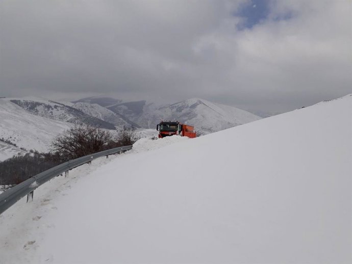 Archivo - El puerto de Montenegro con nieve