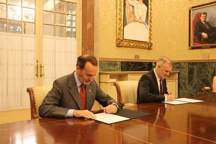 El presidente del Parlament, Gabriel Le Senne, y el rector de la UIB, Jaume Carot, firman el convenio para celebrar la final de la XI Liga de Debate Universitario.