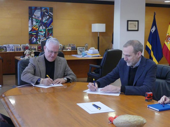 El alcalde de Salou, Pere Granados, y del director de Agbar Camp-Ebre, David Gall