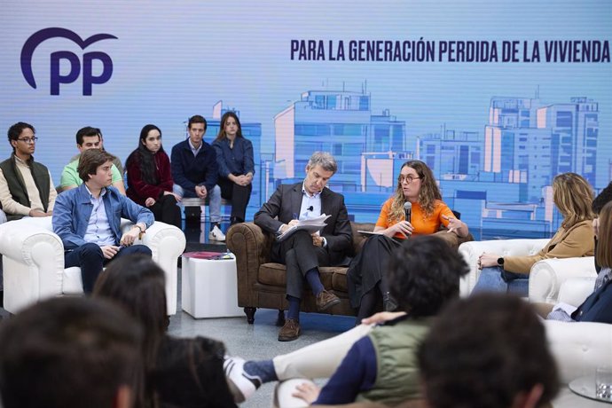 El presidente del Partido Popular, Alberto Núñez Feijóo (c), durante una reunión con representantes de asociaciones juveniles, en el Espacio Downtown, a 7 de febrero de 2025, en Madrid (España). Durante el encuentro el líder popular ha abordado el problem