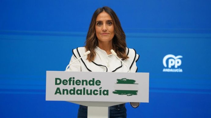La vicesecretaria de Igualdad, Salud, Juventud y Bienestar Social del PP-A, Beatriz Jurado, este viernes en rueda de prensa.