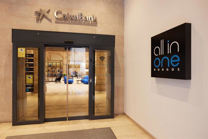 Archivo - Oficina de CaixaBank en Burgos.