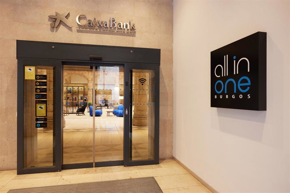 Archivo - Oficina de CaixaBank en Burgos.