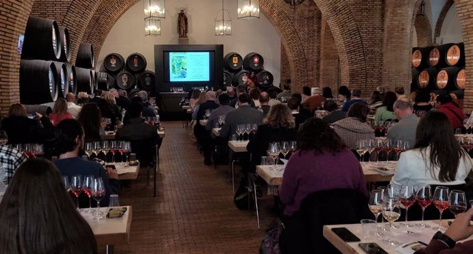 Profesionales del sector vitivinícola en la presentación y degustación de los vinos elaborados a partir de variedades minoritarias andaluzas por el Ifapa de Jerez.
