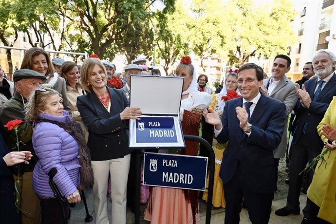 La alcaldesa de Jerez y el alcalde de Madrid reinauguran una plaza con el nombre de la capital madrileña.