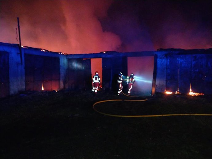 Efectivos de los Bomberos de Ponferrada en tareas de extinción del incendio declarado este jueves en Castropodame (León).