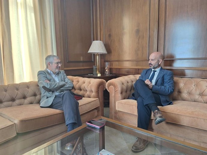 El subdelegado del Gobierno en Málaga, Javier Salas, y el secretario de Estado de Medio Ambiente, Hugo Morán, mantienen una reunión.