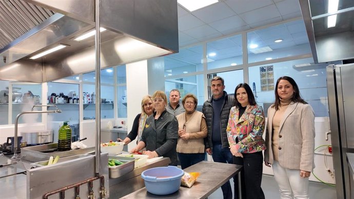 La delegada de Empleo, María Dolores Gálvez (segunda por la dcha.) , durante la visita a la cooperativa Alyana.